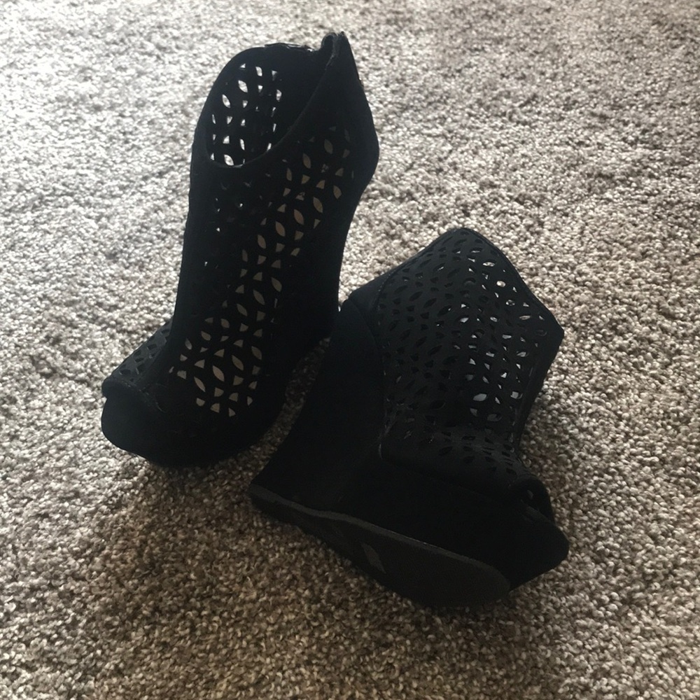 Heels - Picture 4 of 4